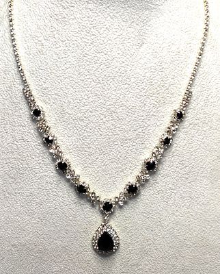 ענק עדין המזכיר את סגנון תכשיטי ליידי דיאנה. עם זכוכיות דמויות יהלומים וספירים כחולים. תליון עם 