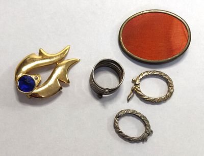 לוט - חמישה סוגרי צעיפים. יפים ושימושיים. במצב תקין.