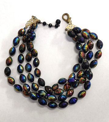 ענק חגיגי עם חרוזים במיטב צבעי הקשת, זוהרים. מרשים ביותר. שתי שרשראות באחת, עם סוגר דקורטיבי 