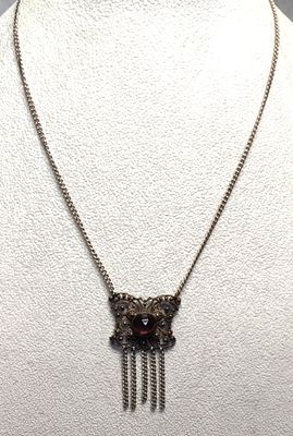 תכשיט עתיק בדמוי תכשיטי ימי הביניים. עבודת פיליגרן עדינה ומושקעת עם קאבושון זכוכית בצבע גראנט. 