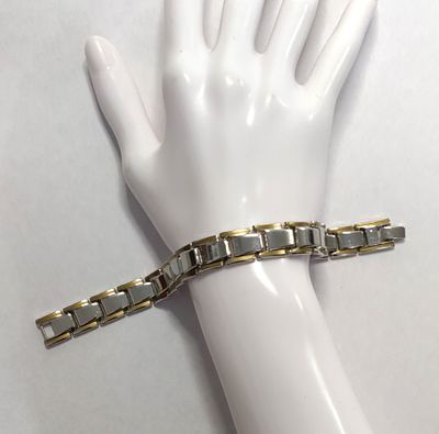 צמיד מרשים בעיצוב מודרני. מקסים ומלא אנרגיה. שילוב דו-גווני של כסף וזהב. עשוי ממתכת איכותית. 