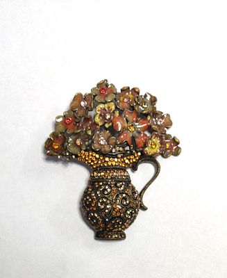 סיכה גדולה מאוד בסגנון עתיק, גדושת פרחים, בצבעים רבים ומגוונים.