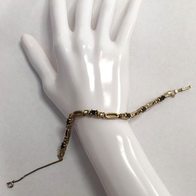 יוצא מהכלל מרהיב. צמיד בקופסת תכשיטן. בסגנון מרי אנטואנט. מתכתי, עם שרשרת בטחון כמקובל בתכשיטי 