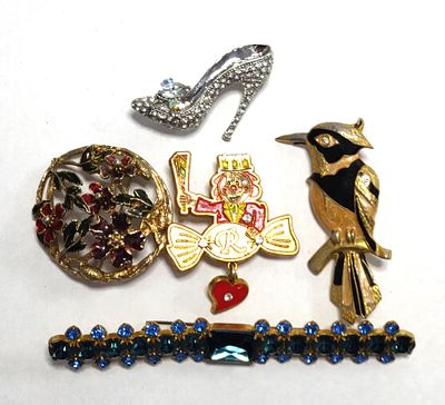 צבר חמש סיכות וינטג' דקורטיביות ופיגורטיביות.