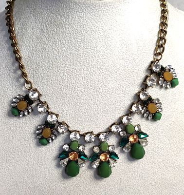 ענק בסגנון פירנצה של פעם. עם תליונים צבעוניים וזוהרים בססגוניות. פריט מרשים ורב נוכחות. שילוב 