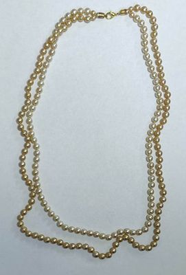 ענק מהודר ומרשים בנוכחותו. שתי שורות מדורגות של פנינים לא מקוריות FAUX PEARLS בגווני חומר חטי. 