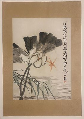 סין. אקוורל סיני ישן נושן, עם קליגרפיה. חתום ועם הטבעה. "פרח לוטוס". מידות: 41.5X29.5 ס"מ.