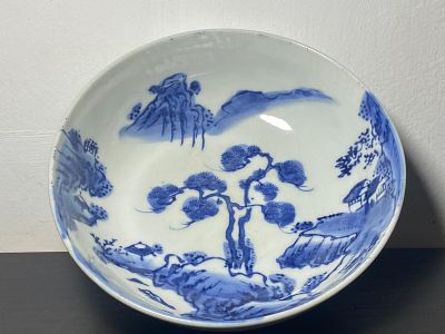 יפן. קערת פורצלן יפני איכותי, ישנה נושנה ביותר. גווני כחול לבן הקלאסיים. מאויירת באלמנטים 