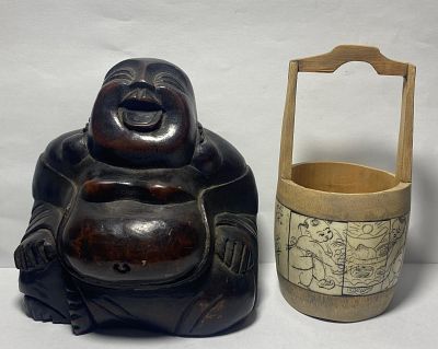 סין. לוט חפצי אמנות סינית עתיקים. פסלון בודהה שמח, מגולף בעץ. גובה: 12.5 ס"מ. + דלי מגולף מחומר 