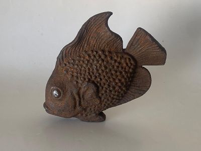 פסל ברזל ישן נושן, או ברזל יצוק, בעיצוב דג. גובה: 12 ס"מ. אורך: 13.5 ס"מ. משקל 1.060 ק"ג.