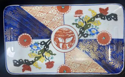 יפן. קערה יפנית אימארי, וינטג' רב שנים ביותר, מתחילת המאה ה-20. אימארי מוזהב עם עיטורי חרציות. 