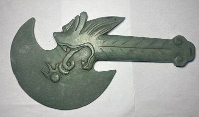 סין. גרזן "אבן סבון" SOAPSTONE. גרזן סיני מתחלת המאה ה-20, בעיצוב דרקון. פריט לא שיגרתי, שמור 