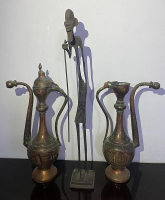 לוט - שני כלי פליז וינטג' ישנים ונאים - קנקני תה. גובה: 32 ס"מ. + פסל אפריקאי מברונזה. גובה: 42 ס"מ.