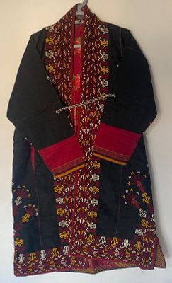 "טקה" טורקמנית ישנה מאוד, עד עתיקה. מעיל לאישה מטורקמניסטאן. מלאכת מחשבת בריקמת הפריט השמח. 