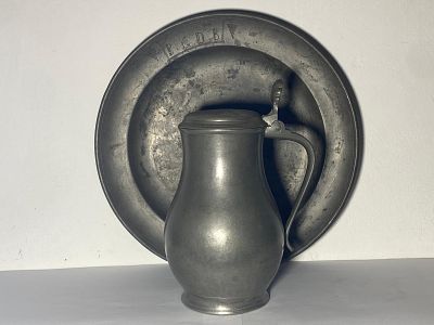 פיוטר. סט מפיוטר אירופאי עתיק יומין, מהמאות 18-19. קנקן בירה/יין, עם מכסה וצלחת. עם הטבעות רבות 