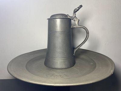 פיוטר. קנקן בירה/יין מפיוטר גרמני, מהמאה ה-19, עם צלחת תחתית. יש הטבעות היצרן. קוטר צלחת: 24 