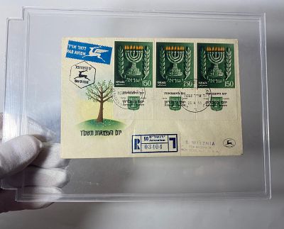 מעטפת יום ראשון, עם שלושה בולי המנורה - סמל מדינת ישראל. במצב טוב.