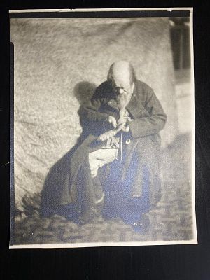 צילום בשחור/לבן של סנדלר סרבי בעת מלאכתו. צולם על ידי הצלמת Clara E. Sipprell (1885-1975) 
(צלמת 