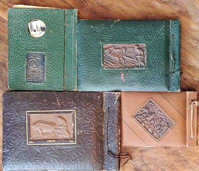 לוט ארבעה אלבומים ישנים נושנים. בכולם פלאקים של מתכת ישראלינה יפיפיים. במצבים שונים.