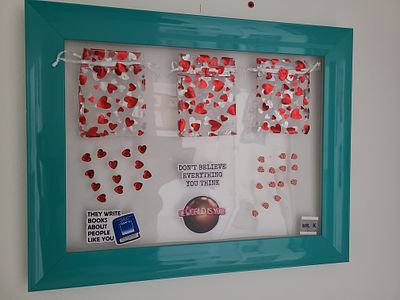 POP ART אמן אמריקאי. יצירות אמנות מחוייכות בנושאים שונים, עם כיתובים משעשעים באנגלית. ממוסגרות 