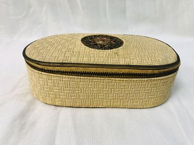 קופסת תכשיטים של פעם. פריט שהיה בידי כל אשה בישראל, בשנות ה-50-60 של המאה הקודמת. במצב סביר 