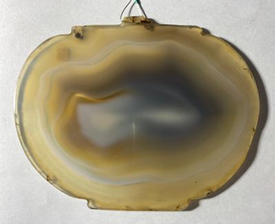 תליון אבן אגאט ישנה נושנה מהודו, בסגנון המוגולים, יתכן מהמאה ה-19. מידות: 10X7 ס"מ.
