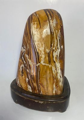 סין. אבן מדיטציה סינית ישנה נושנה, מתחילת המאה ה-20. ניצבת על מעמד. גובה: 20 ס"מ. פריט רב 