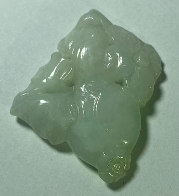 סין. ג'ייד. תליון סיני מג'ייד וינטג' ישן נושן בלבנדר, לבן חלבי וצהבהב. מלאכת מחשבת של האמן 