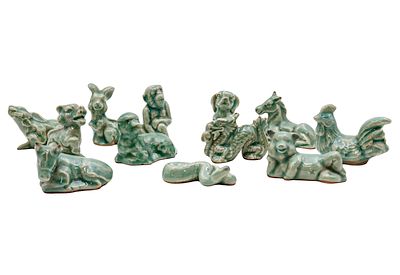 אוסף של 12 פיגורות בעלי חיים קרמיקה מזוגגת Celadon. שניים חתומים (יתכן מקוריאה). ובה: 2-6 ס"מ. 