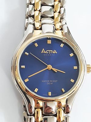 שעון יפיפה. Activa תוצרת Japan Corporation לוח כחול לאפיס. בשני גוונים: זהב וכסף. רצועת מתכת. 