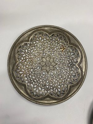 צלחת מתכת עתיקה, מהמאה ה-19. מצופת כסף. קוטר: 20 ס"מ. מרהיבה ביופיה. מלאכת מחשבת של האמן/אומן 