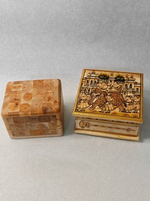 לוט - שתי תיבות יפיפיות. אחת עשויה מעץ מקושט עם עיטורי עיגולים עדינים. מלבנית ונאה ביותר. + 