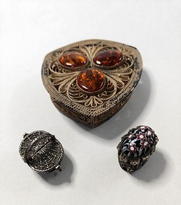 לוט לאספני קופסאות לגלולות. שבע קופסאות זעירות.