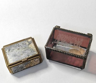 לוט לאספני קופסאות לתכשיטים. שתי קופסאות מלבניות יפיפיות. האחת עשויה מזכוכית בגוון בורדו עדין 