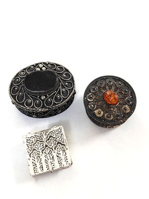 לוט לאספני קופסאות לגלולות ותכשיטים. שלוש קופסאות במלאכת מחשבת של פיליגרן, ביד אמן. סגנונות 