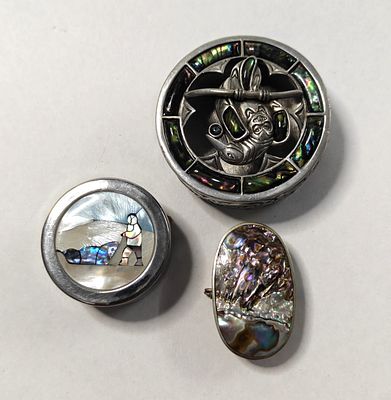 לוט לאספני קופסאות לגלולות ותכשיטים. לוט שלוש תיבות זעירות לגולות ותכשיטים. מקושטות ביותר. 