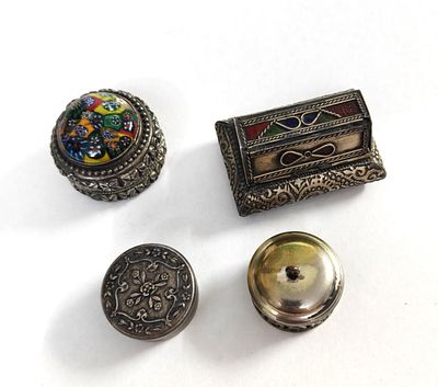 לוט לאספני קופסאות לגלולות ותכשיטים. ארבע קופסות, שלוש עגולות אחת מלבנית. מלאכת מחשבת של האמן 