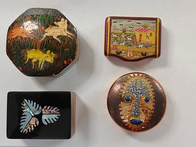 לוט לאספני קופסאות לגלולות ותכשיטים. ארבע קופסאות נאות ביותר לתכשיטים. שתיים מעץ מקושט ומעוטר 