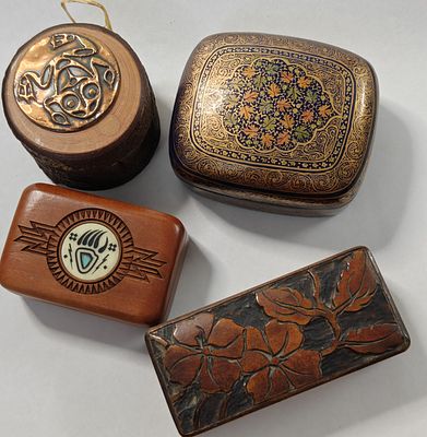 לוט לאספני קופסאות לגלולות ותכשיטים. ארבע קופסאות וינוטג' יוצאות מהכלל לתכשיטים, או כל שימוש 