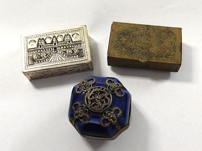 לוט לאספני קופסאות לגלולות ותכשיטים. שלוש קופסאות תכשיטים וינטג' נאות ביותר. שתי מלבניות ממתכת 