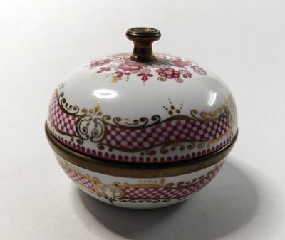 קופסת תכשיטים ישנה נושנה מפורצלן איכותי. עם חיפוי מתכת בהיקף הרחב ובידית המכסה. מקושטת בעיטורי 