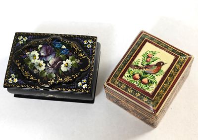 לוט לאספני קופסאות לגלולות ותכשיטים. שתי קופסאות מרהיבות. מקושטות ביותר. האחת, השחורה, עשויה 