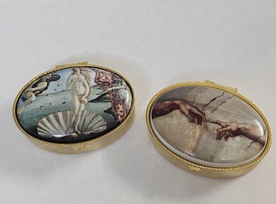 לוט לאספני קופסאות לגלולות ותכשיטים. שתי קופסאות זהות בגודלן ובמוטיבים שעל המכסים סצנות מציורים 