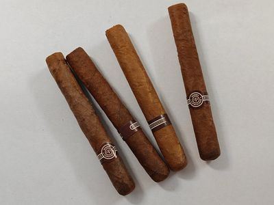 לוט ארבעה סיגרים MONTE CHRISTO HABANA לא באריזה המקורית. גילם לא ידוע. ככל הניראה "קורונה" 
