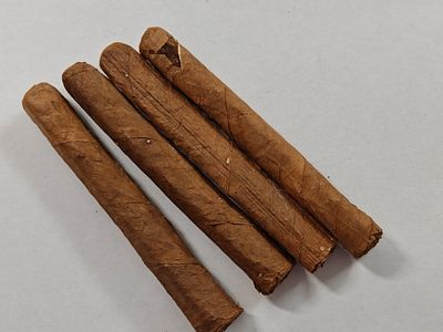 לוט ארבעה סיגרים, לא באריזה המקורית. ללא חבק. גילם לא ידוע. ככל הניראה "קורונה". אורך: 13 ס"מ. 