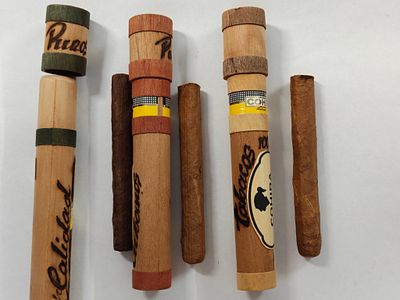 לוט שלושה סיגרים, לא באריזה המקורית. ללא חבק. גילם לא ידוע. ככל הניראה "קורונה". אורך: 13 ס"מ. 