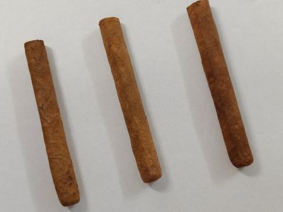 לוט שלושה סיגרים, לא באריזה המקורית. ללא חבק. גילם לא ידוע. ככל הניראה "קורונה". אורך: 13 ס"מ. 