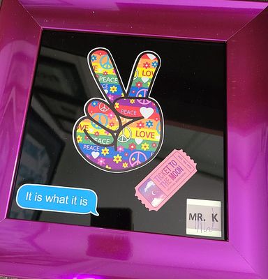 POP ART אמן אמריקאי. יצירת אמנות מחוייכת, אחת מסידרה גדולה, בנושאים שונים, עם כיתובים משעשעים 