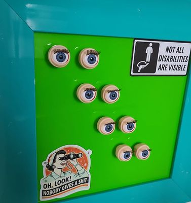 POP ART אמן אמריקאי. יצירת אמנות מחוייכת, אחת מסידרה גדולה, בנושאים שונים, עם כיתובים משעשעים 