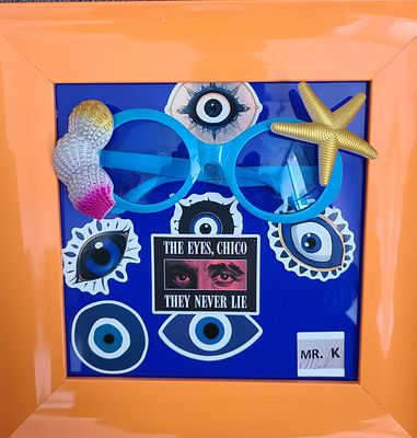 POP ART אמן אמריקאי. יצירת אמנות מחוייכת, אחת מסידרה גדולה, בנושאים שונים, עם כיתובים משעשעים 